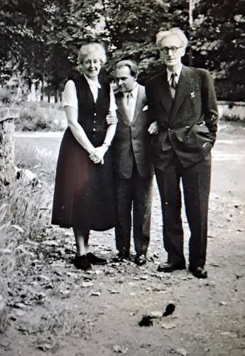jozef-czapski-z-prawej-z-siostra-maria-oraz-malarzem-sasza-blonderem-wisniowa-1936 -ze-zbiorow-towarzystwa-im -zygmunta-mycielskiego-w-wisniowej 